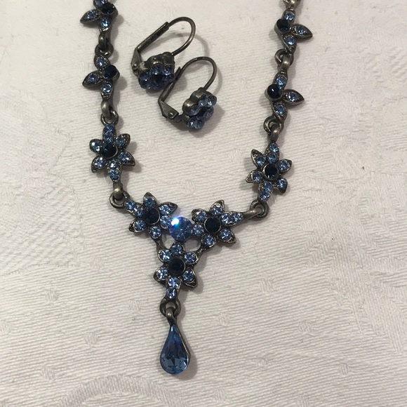Blue necklace with matching earrings - Picture 8 of 8